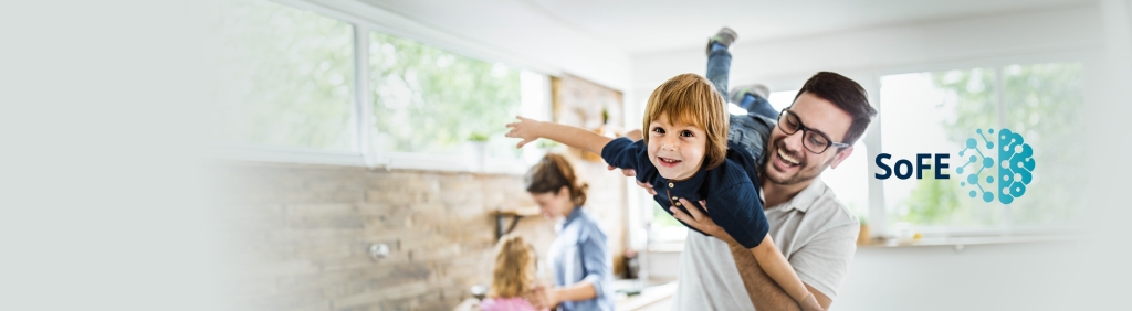 Vater spielt zuhause mit seinem Kind – Bildmotiv zur Frühstartrente-Studie der MLP School of Financial Education.